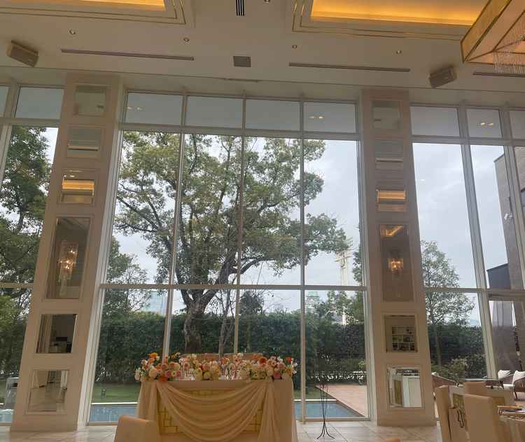 披露宴会場はとても高さがありつつ横の会場のため、新郎新婦と招待者が遠く感じることがありませんでした。