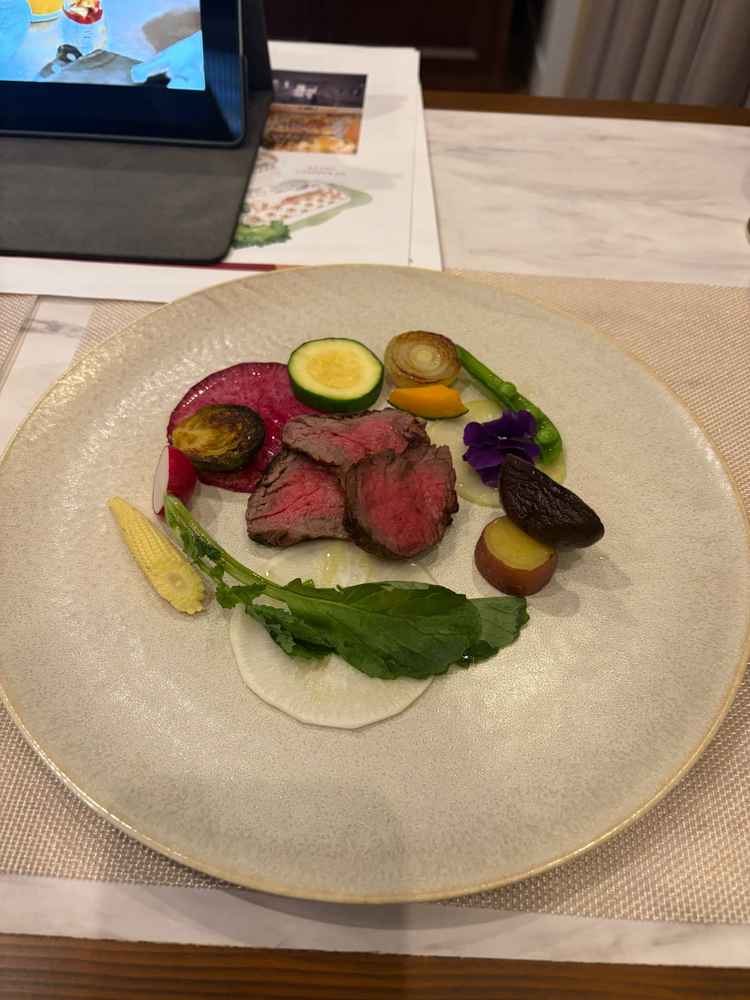 お肉の料理。2つの味の種類があり美味しかった。