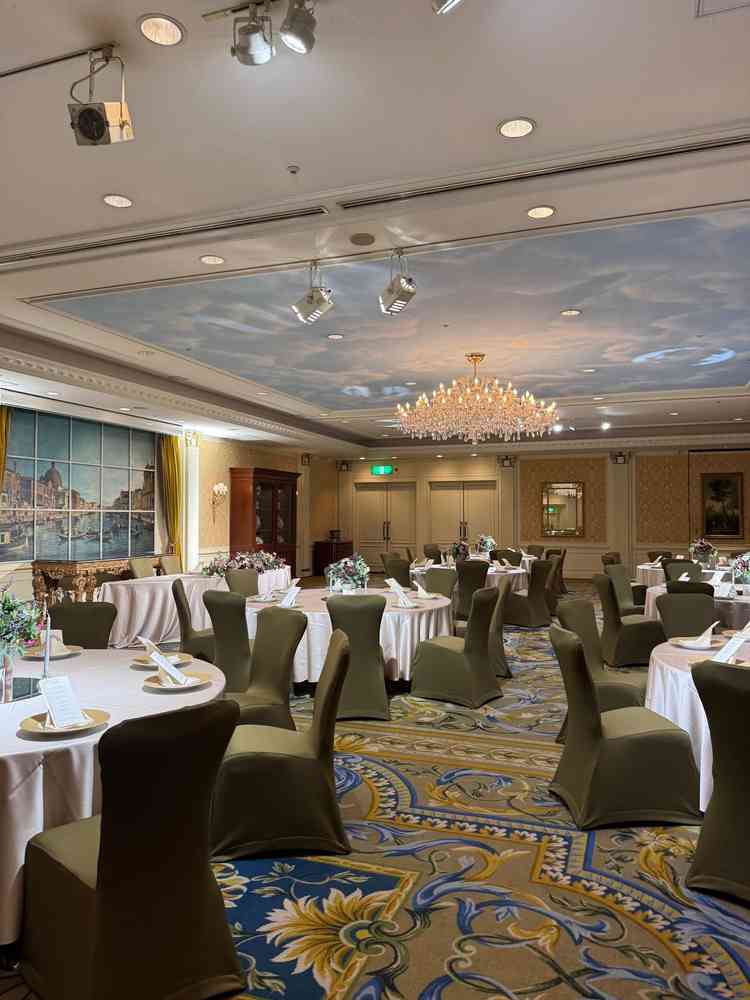 披露宴会場の楓というお部屋です。こちらは少人数用のお部屋となっています。