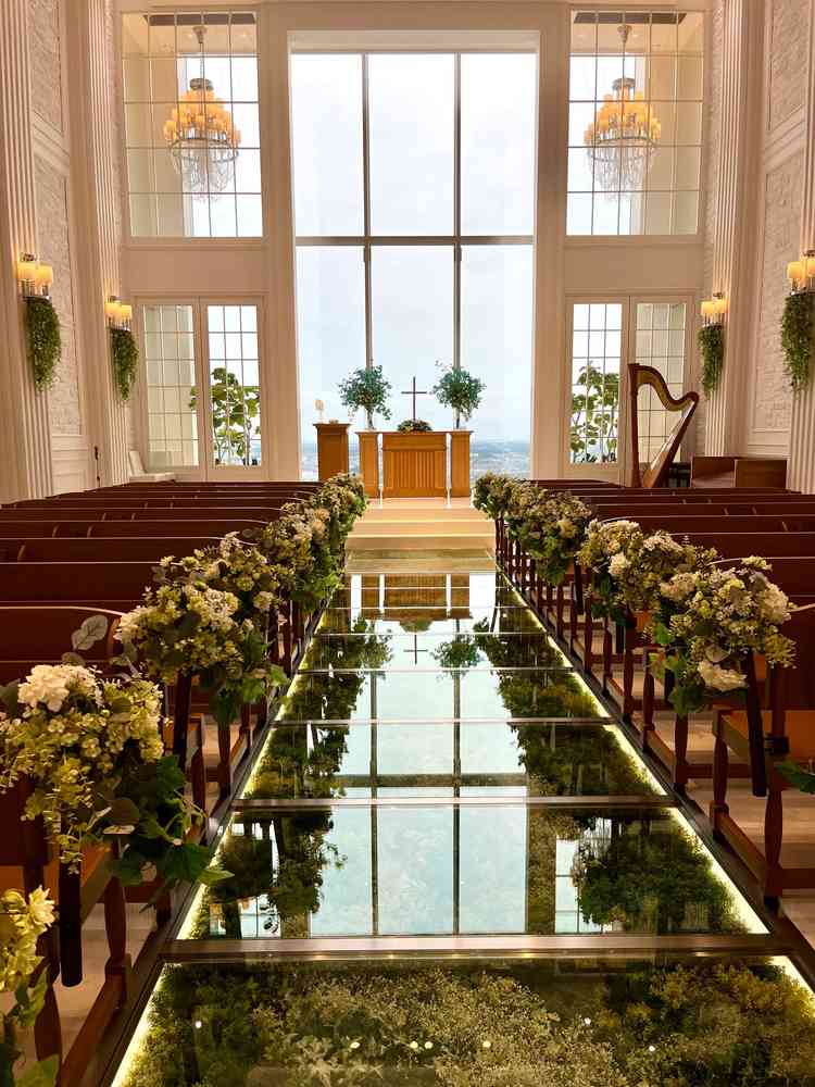 曇りだったので少し暗いですが、白を貴重とするとても綺麗なチャペルでした。