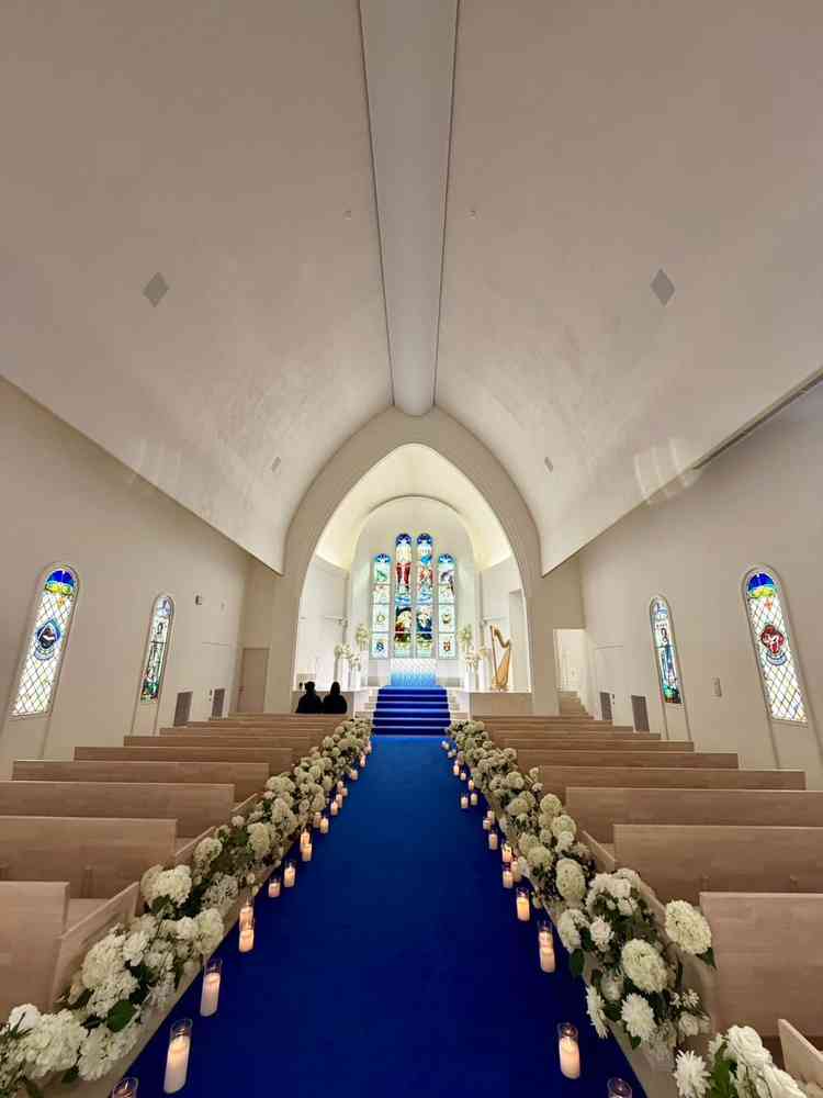 ステンドグラスとブルーのカーペットが美しい大聖堂チャペル。お花の香りが広がり素敵な空間でした。