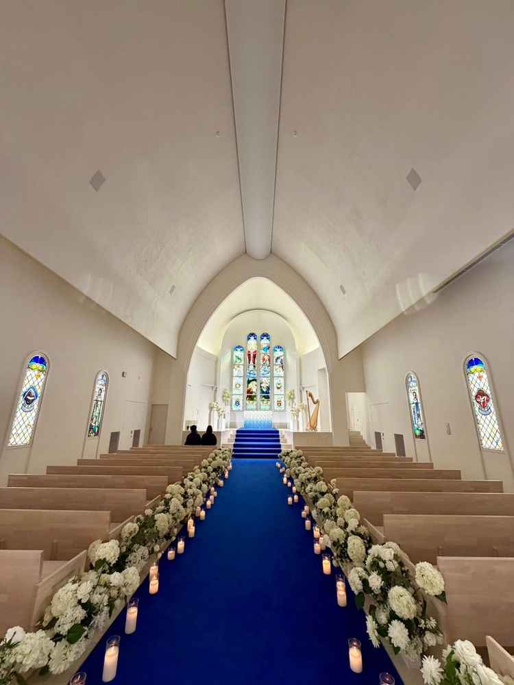 ステンドグラスとブルーのカーペットが美しい大聖堂チャペル。お花の香りが広がり素敵な空間でした。