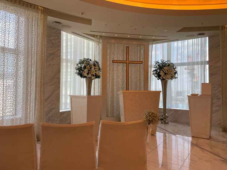 チャペルの様子。窓から自然光が入り、ゆりの花が飾られている。