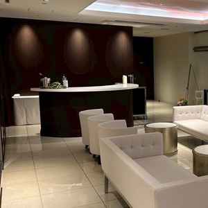 待合室。十分な広さがありバーカウンターで生ビールも飲めます。早く着きすぎたゲストも楽しめます。