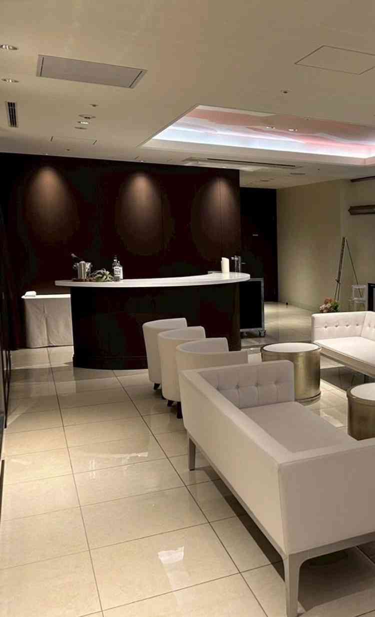 待合室。十分な広さがありバーカウンターで生ビールも飲めます。早く着きすぎたゲストも楽しめます。