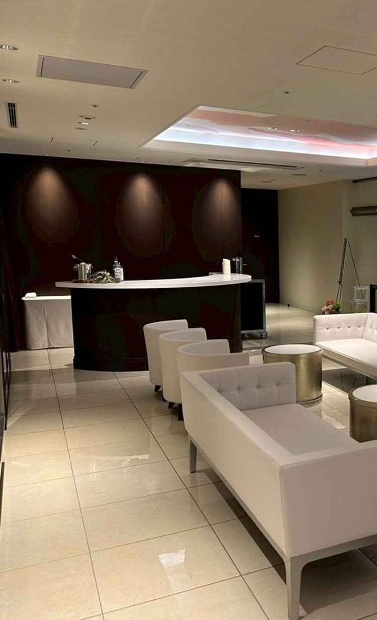 待合室。十分な広さがありバーカウンターで生ビールも飲めます。早く着きすぎたゲストも楽しめます。