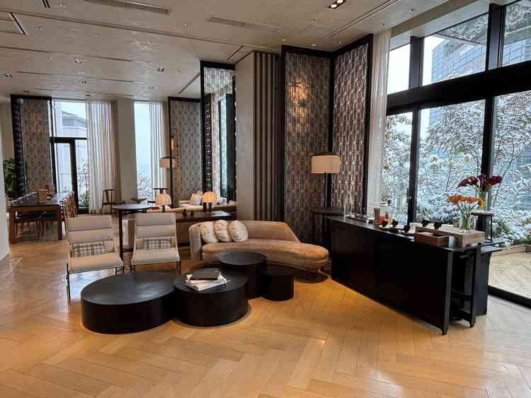 友人の待合スペースです。奥にも広がっており、1フロア丸々使用可能です。