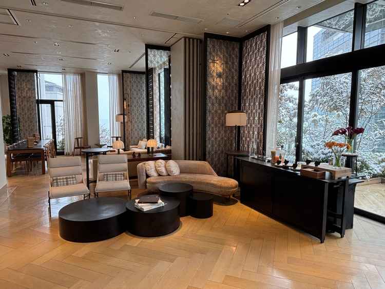 友人の待合スペースです。奥にも広がっており、1フロア丸々使用可能です。