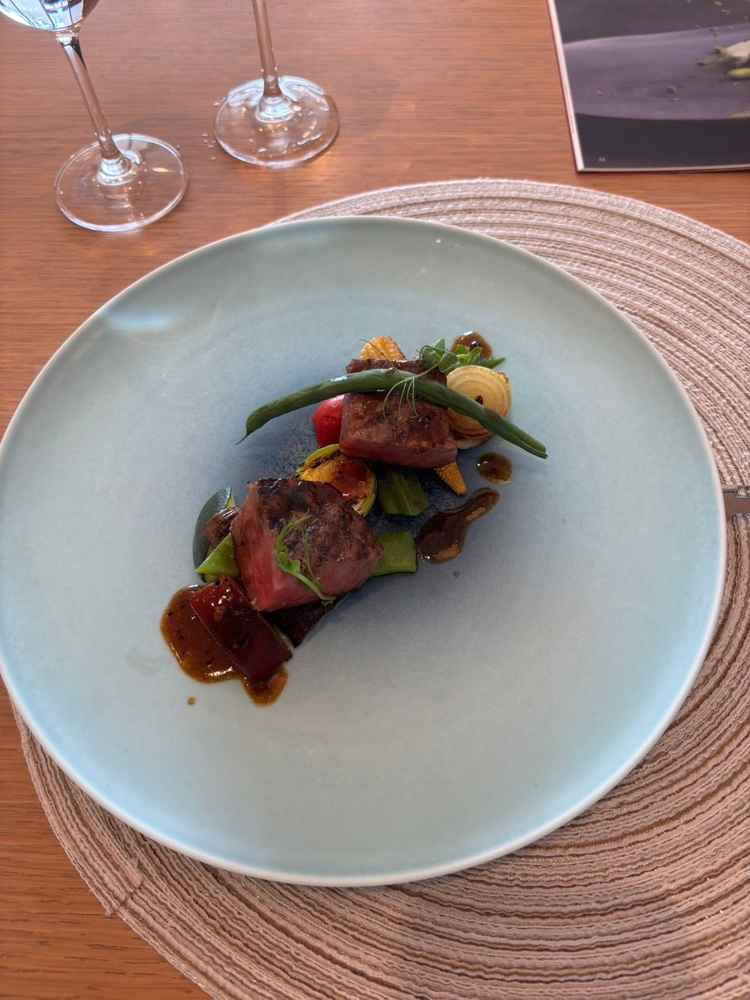 肉料理の試食。季節の野菜がふんだんに使われていて、美味しかった。