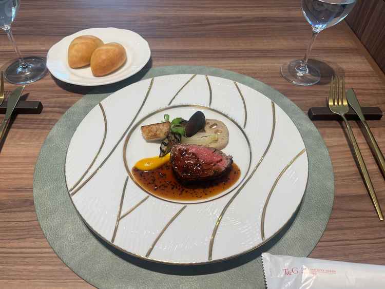 メインのお肉料理の試食です。