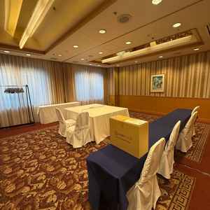 親族控え室。広さは普通であるが、ホテルの雰囲気があり初対面の親族が親睦を深めるには良さそう。