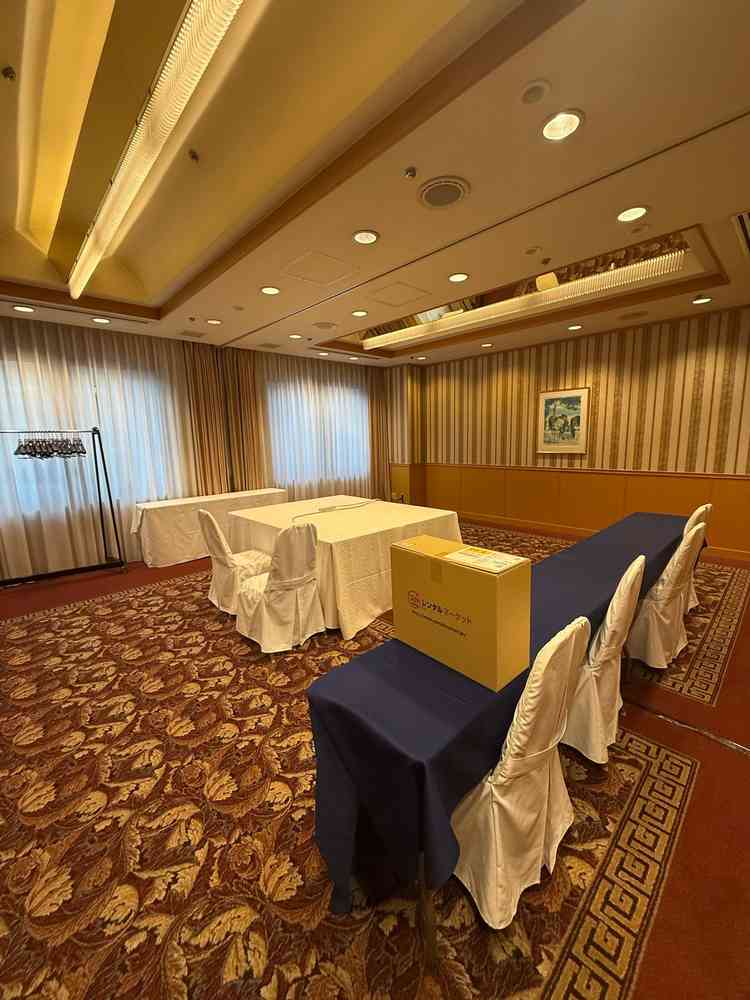 親族控え室。広さは普通であるが、ホテルの雰囲気があり初対面の親族が親睦を深めるには良さそう。