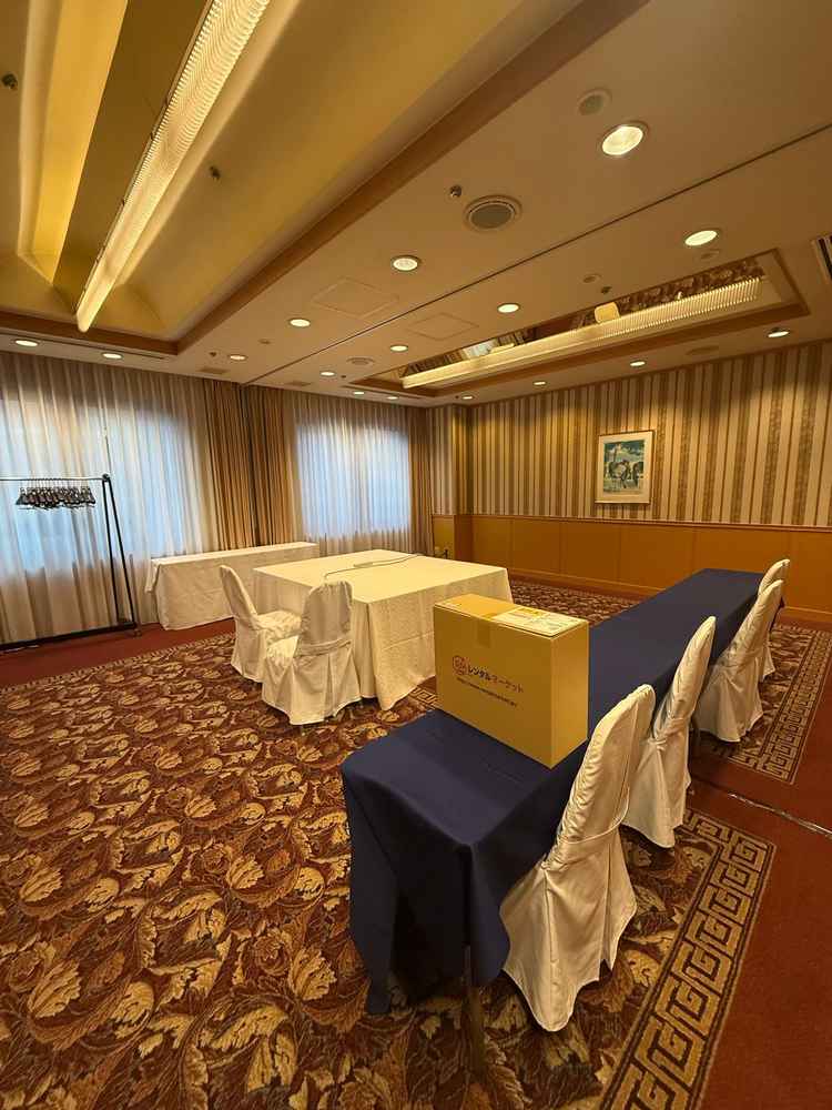 親族控え室。広さは普通であるが、ホテルの雰囲気があり初対面の親族が親睦を深めるには良さそう。