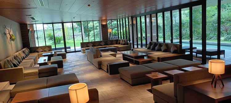 受付の写真です。ソファーがたくさんあり、ゲストがゆっくりできると思いました。