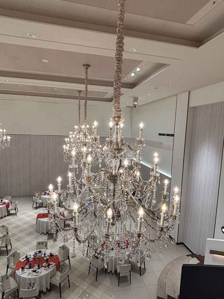 披露宴会場「グラス」のシャンデリア。大きく存在感があり、きらびやか。