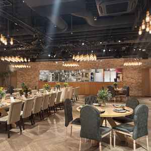 2つ目の会場はシックで落ち着いた雰囲気。3面スクリーンがとてもよく、映像のクオリティも良かった