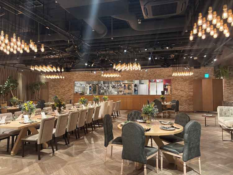 2つ目の会場はシックで落ち着いた雰囲気。3面スクリーンがとてもよく、映像のクオリティも良かった