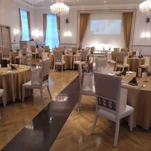 披露宴会場です。キッチンが併設したいて出来立てが提供できます。堅苦しくなく良い時間になりそうです。