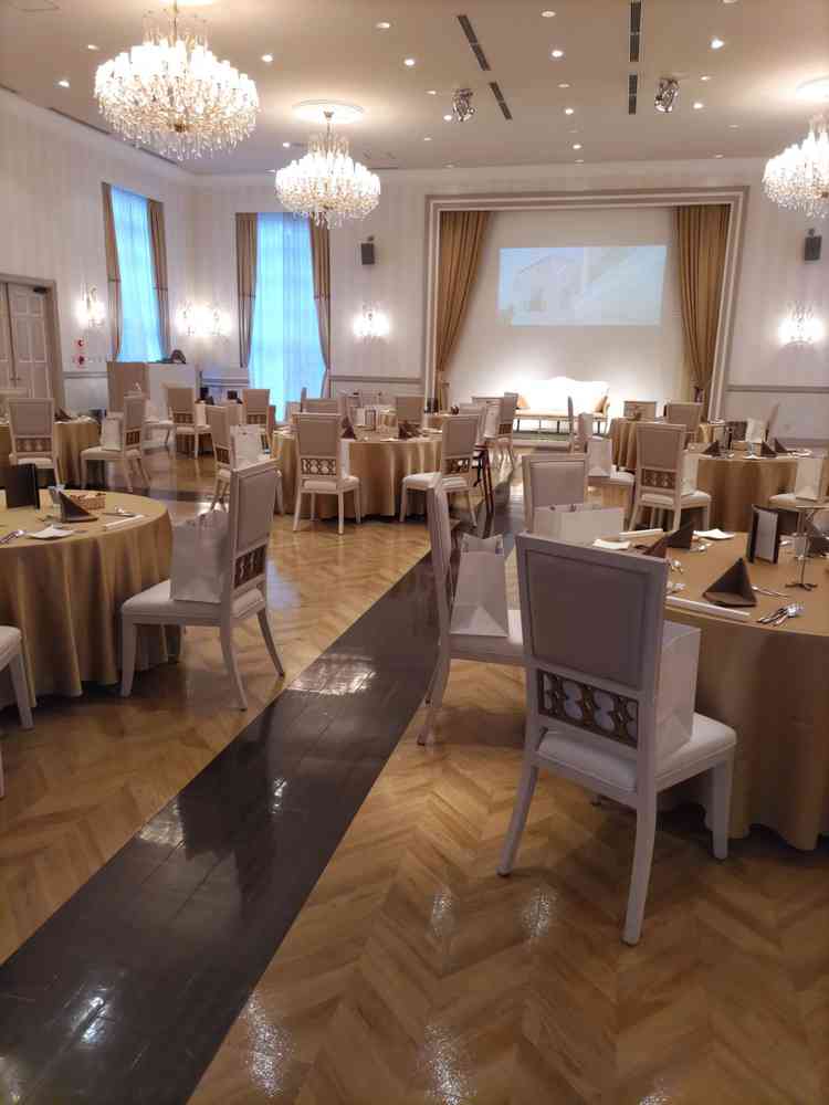 披露宴会場です。キッチンが併設したいて出来立てが提供できます。堅苦しくなく良い時間になりそうです。