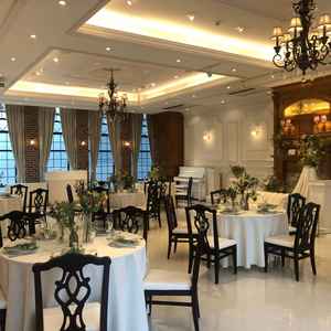 披露宴会場もシンプルながらも装花がいい塩梅で全体として素敵だと思った。