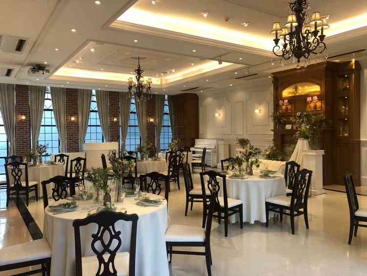 披露宴会場もシンプルながらも装花がいい塩梅で全体として素敵だと思った。