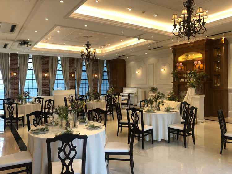 披露宴会場もシンプルながらも装花がいい塩梅で全体として素敵だと思った。