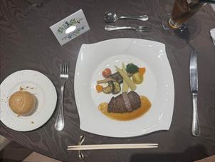 試食もコース料理でどれも本当に美味しかったです。お肉の油もしつこくなく、デザートも美味しく頂きました