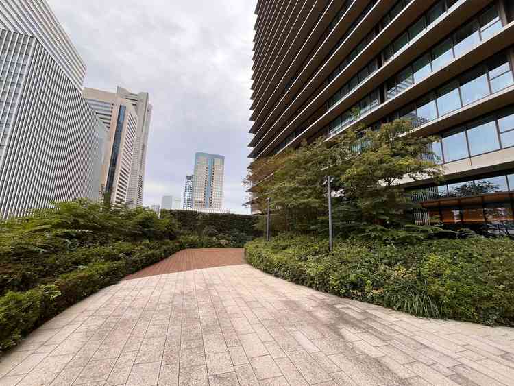 屋上庭園の写真。ホテルウェディングながら自然を感じられ、写真スポットにもなるとのことです。