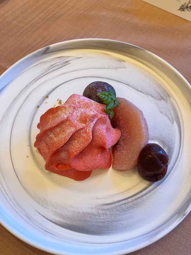 丁寧なメニューの説明があり式場のこだわりを知れました。デザートはフルサイズで美味しかったです。