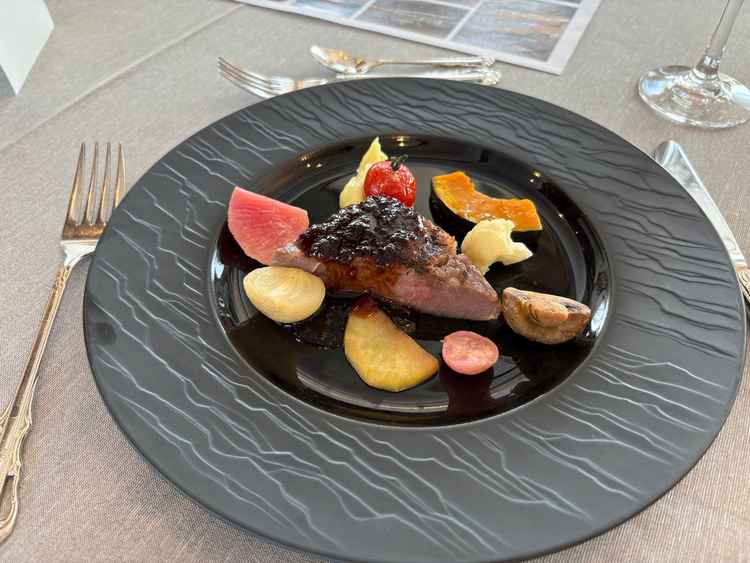 メインの試食。こだわりのお野菜とお肉。