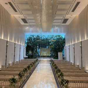 スワロフスキーを活用しており豪華絢爛な挙式場でした。