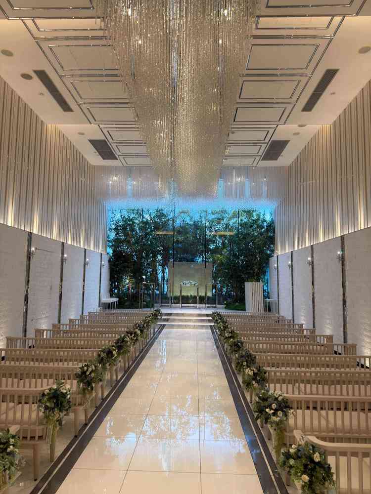 スワロフスキーを活用しており豪華絢爛な挙式場でした。