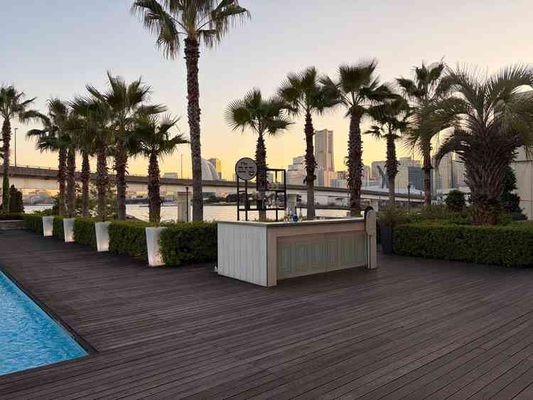 ガーデンからみなとみらいの景色を見ることができます。