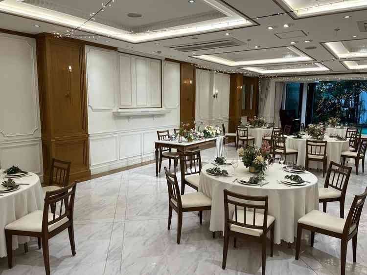 オープンキッチン付き披露宴会場。ガーデンの隣にあるので緑を感じることができます。