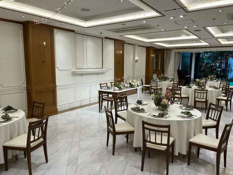 オープンキッチン付き披露宴会場。ガーデンの隣にあるので緑を感じることができます。