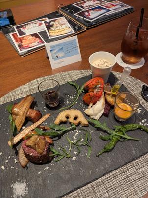 レストランということもあり、お料理大満足でした。お箸で食べられるほど柔らかなお肉とオマールエビも最高