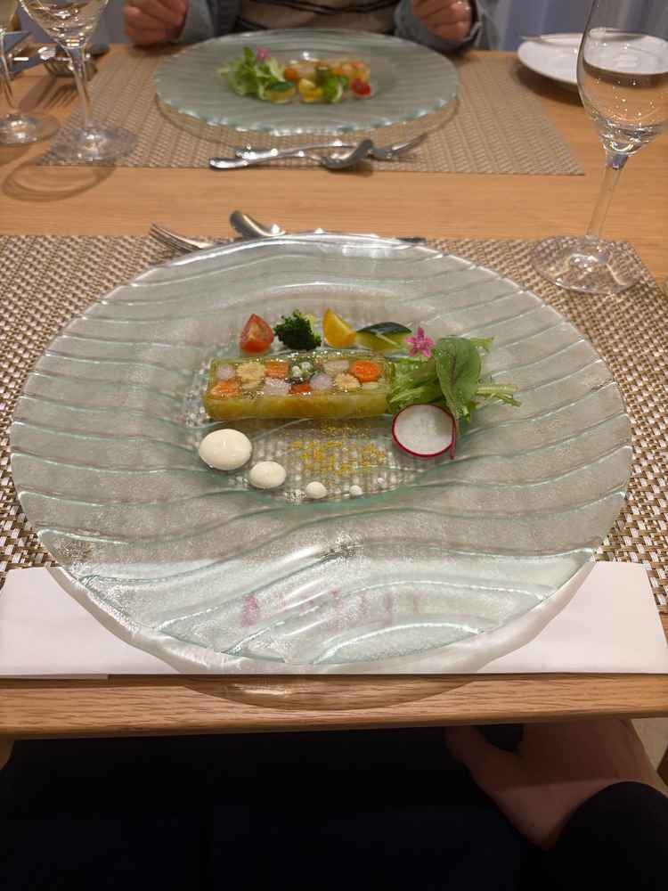 オードブル。お洒落な飾り付けが印象的です。