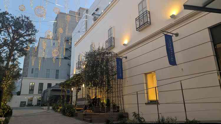 チャペルと披露宴会場の間の通りの様子です。