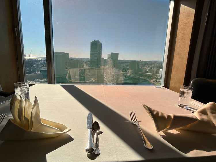 試食は上階層にて、コースの中でもお高めのスープとお肉を頂いた。