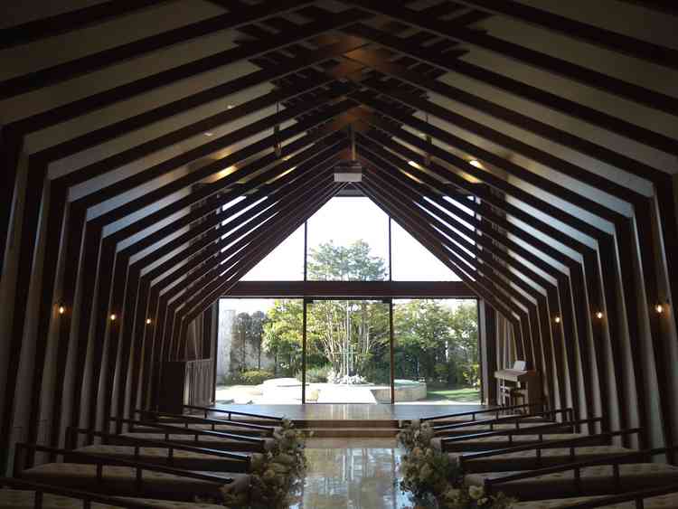 自然光が沢山入る木目調のチャペルです。悪天候時や夜間でもライトアップ等で違った演出ができるそうです。