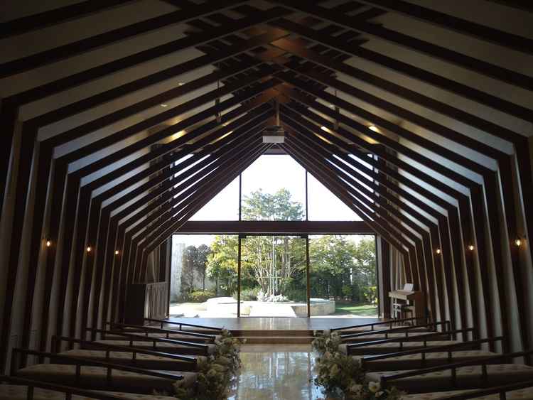 自然光が沢山入る木目調のチャペルです。悪天候時や夜間でもライトアップ等で違った演出ができるそうです。