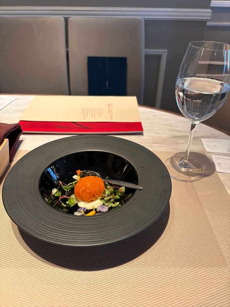 サーモンを使った前菜。一品だけだったが美味しかった。