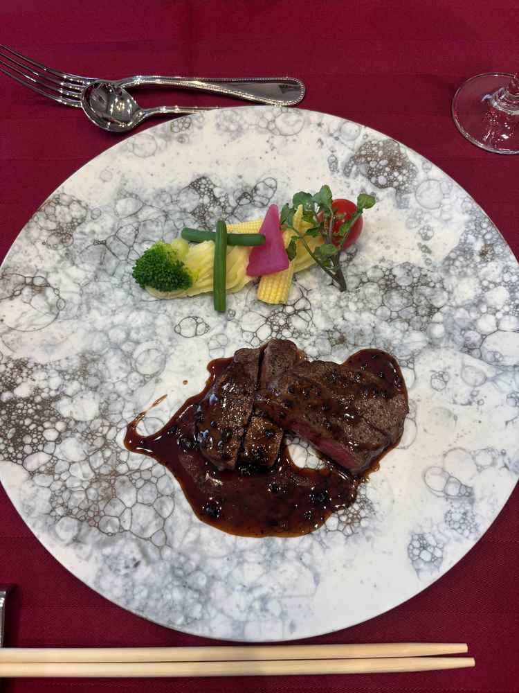 お肉料理。黒毛和牛が柔らかく、黒トリュフを使用したソースがとても濃厚だった。