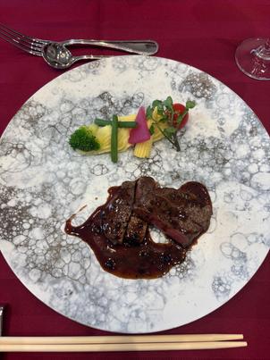 お肉料理。黒毛和牛が柔らかく、黒トリュフを使用したソースがとても濃厚だった。