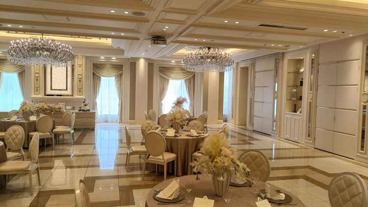 披露宴はオフホワイトを基調としたところで、どんな色にも優しく調和する作りにしているそうです。