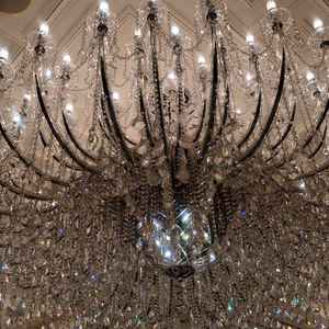 披露宴会場内シャンデリア