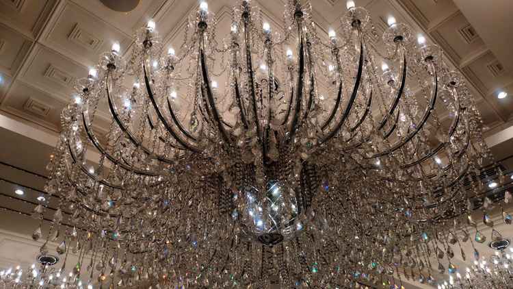 披露宴会場内シャンデリア