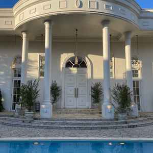 披露宴会場の外観と中庭プール