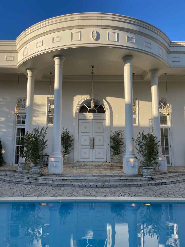 披露宴会場の外観と中庭プール