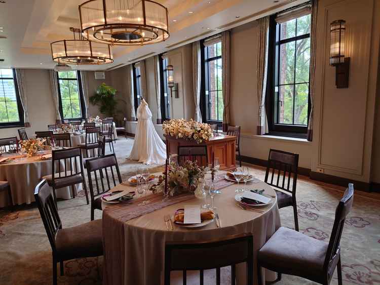 広く、落ち着いた雰囲気の披露宴会場でした。